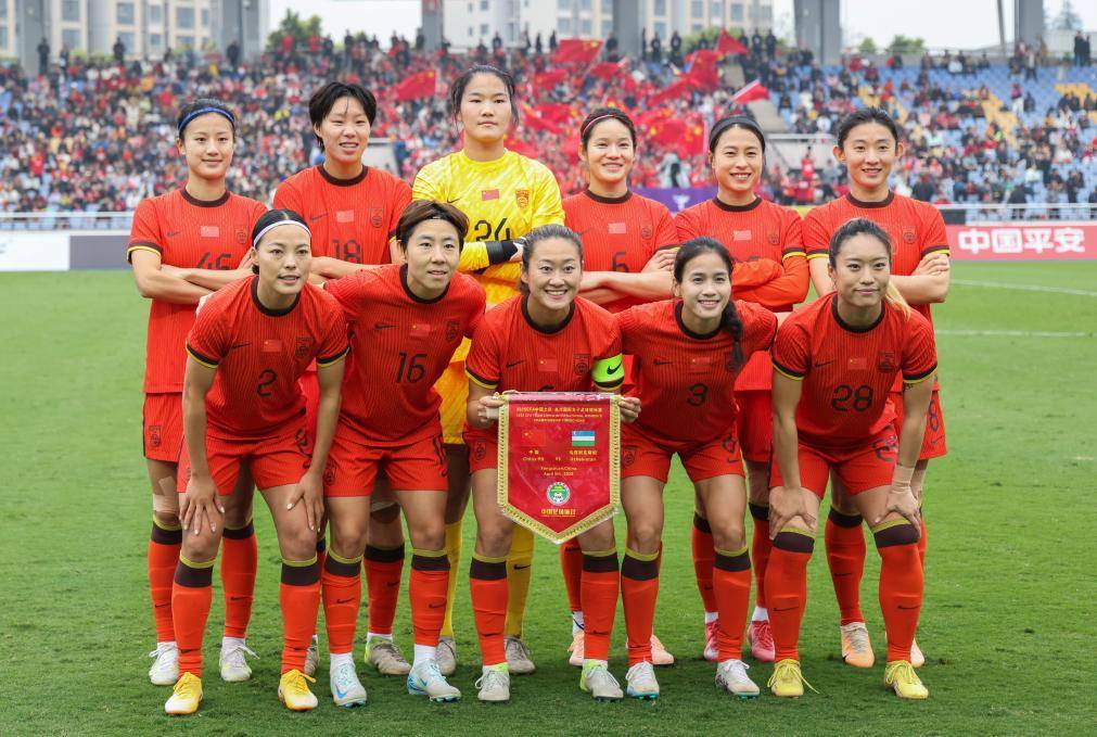 中国女足在比赛中体现出团队拼搏精神