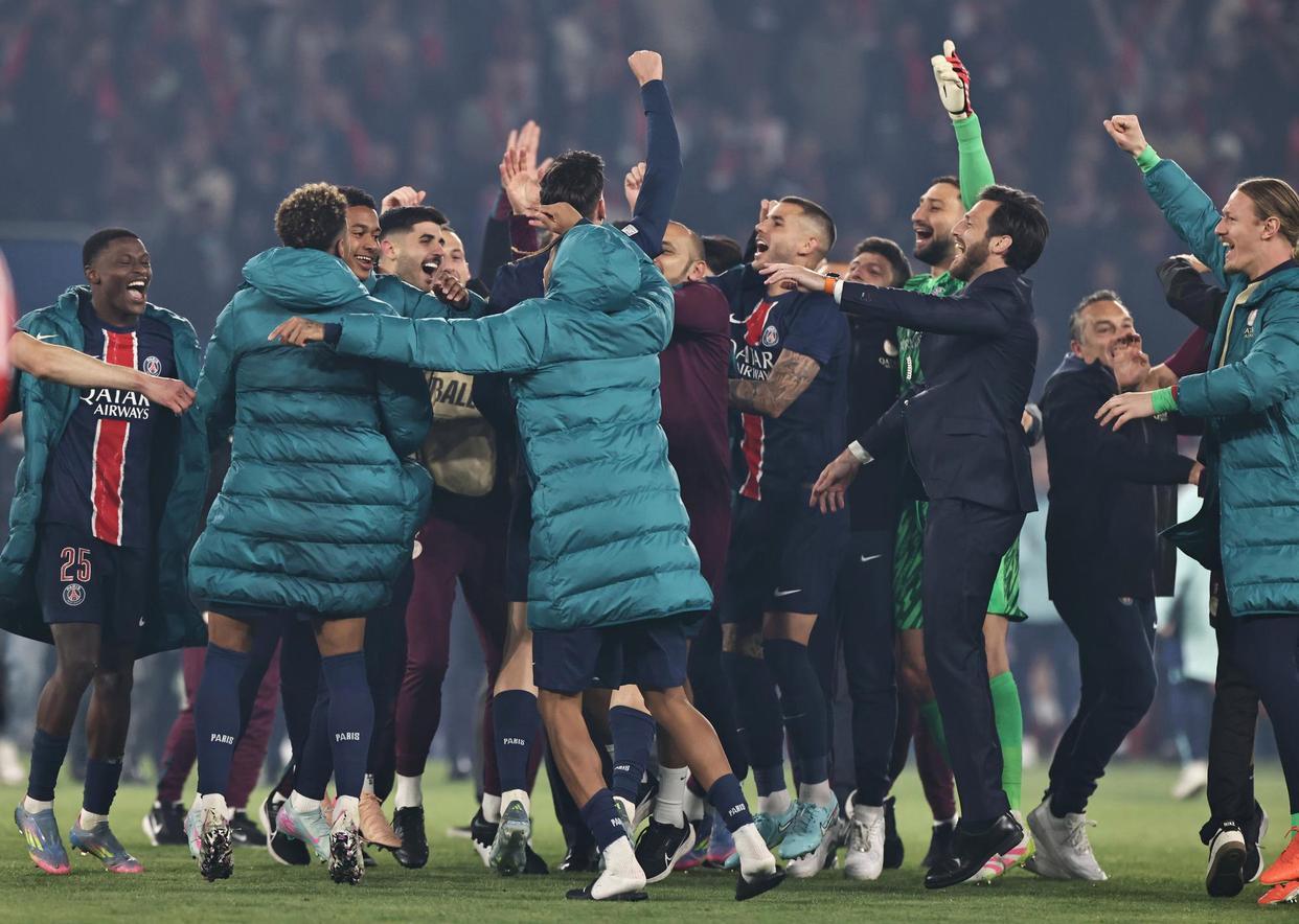 巴黎圣日耳曼队员争先恐后拼抢球权 巴黎圣日耳曼队员争先恐后拼抢球权