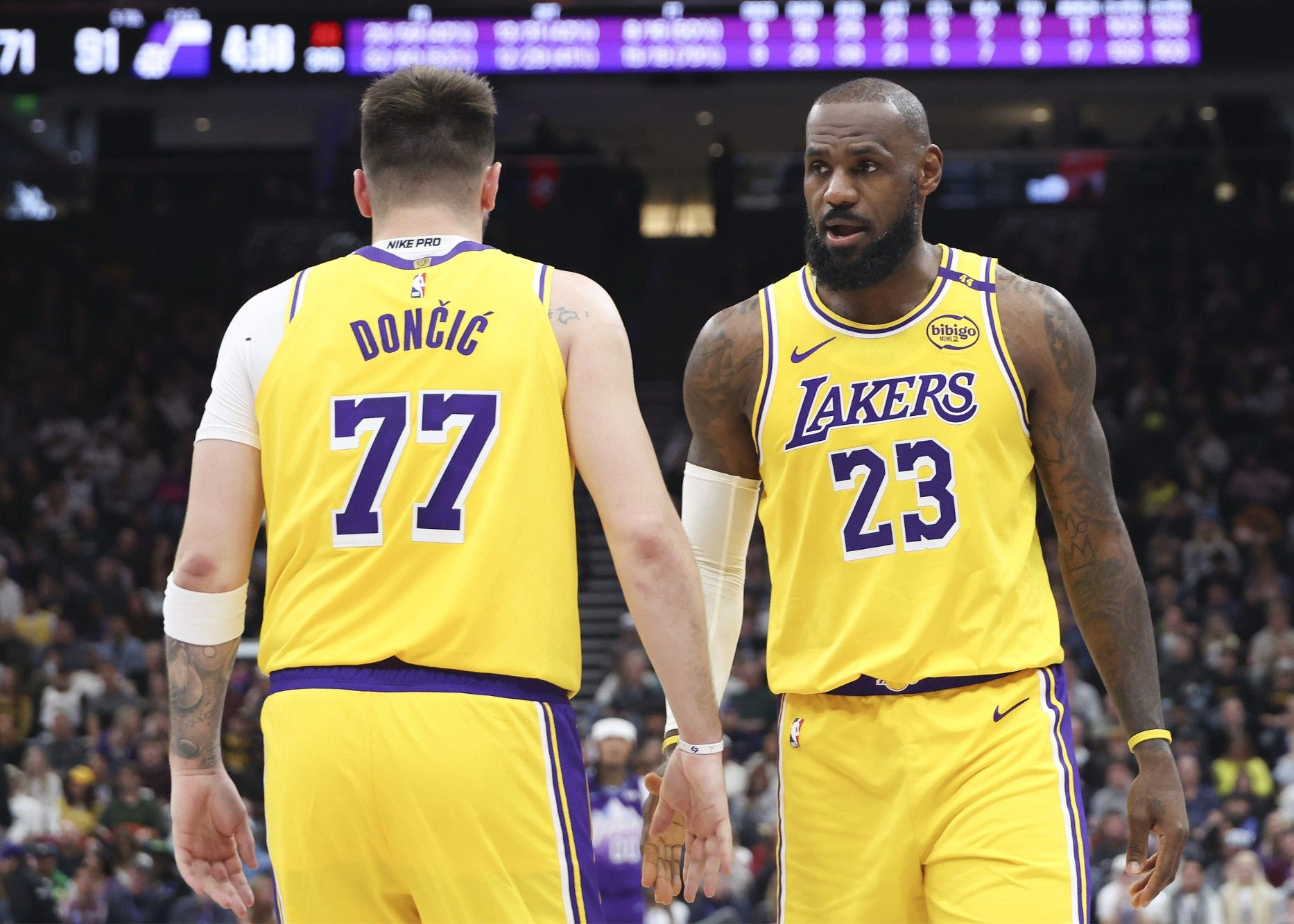 aoa体育培训-湖人主场击败骑士，詹姆斯+