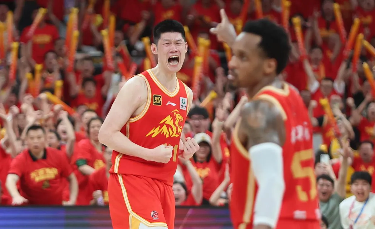 国内球星表现抢眼,场上对抗激烈各展神通 国内球星表现抢眼,场上对抗激烈各展神通