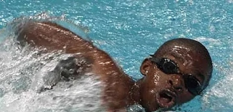 aoa体育课程-赤道几内亚代表团在游泳比赛中灿烂登场