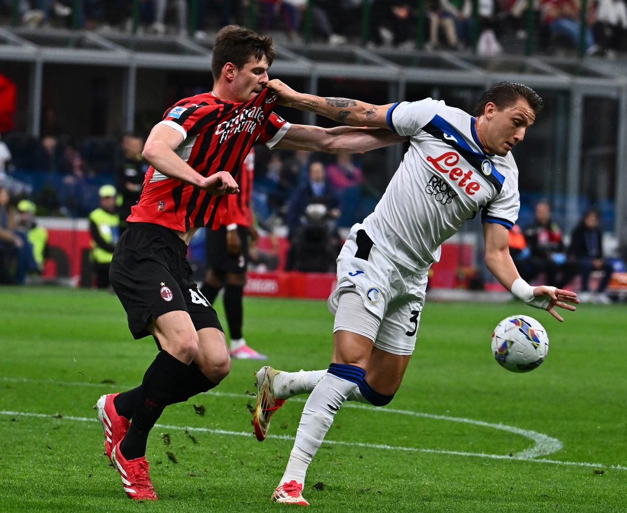 aoa体育-特兰西瓦尼亚队奉献精彩，球迷热情高涨