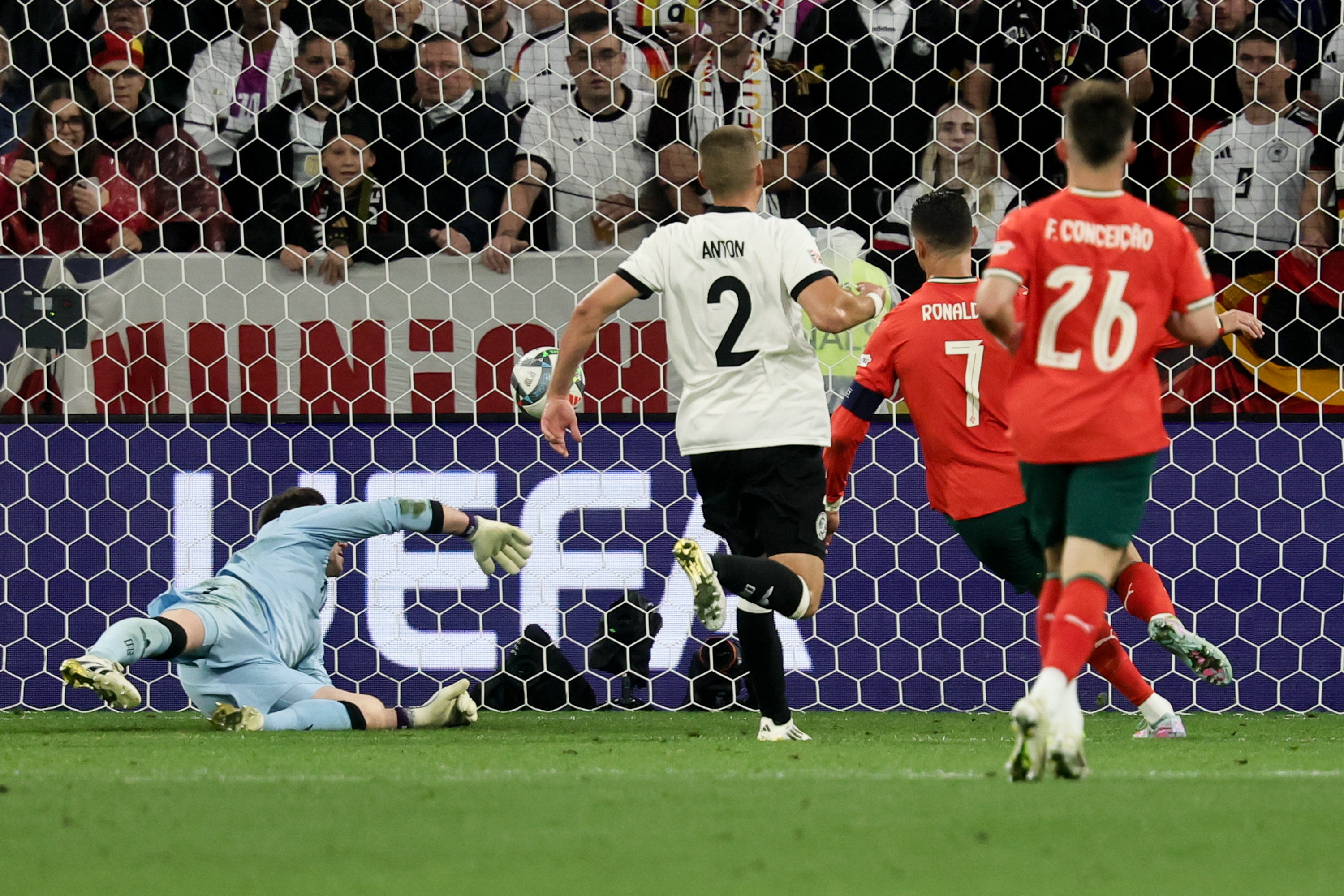 欧国联赛事历史性时刻引发球迷疯狂 欧国联赛事历史性时刻引发球迷疯狂