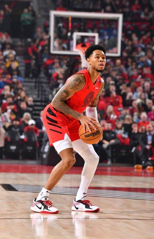 aoa体育视频-开拓者惨败湖人，利拉德表现低迷