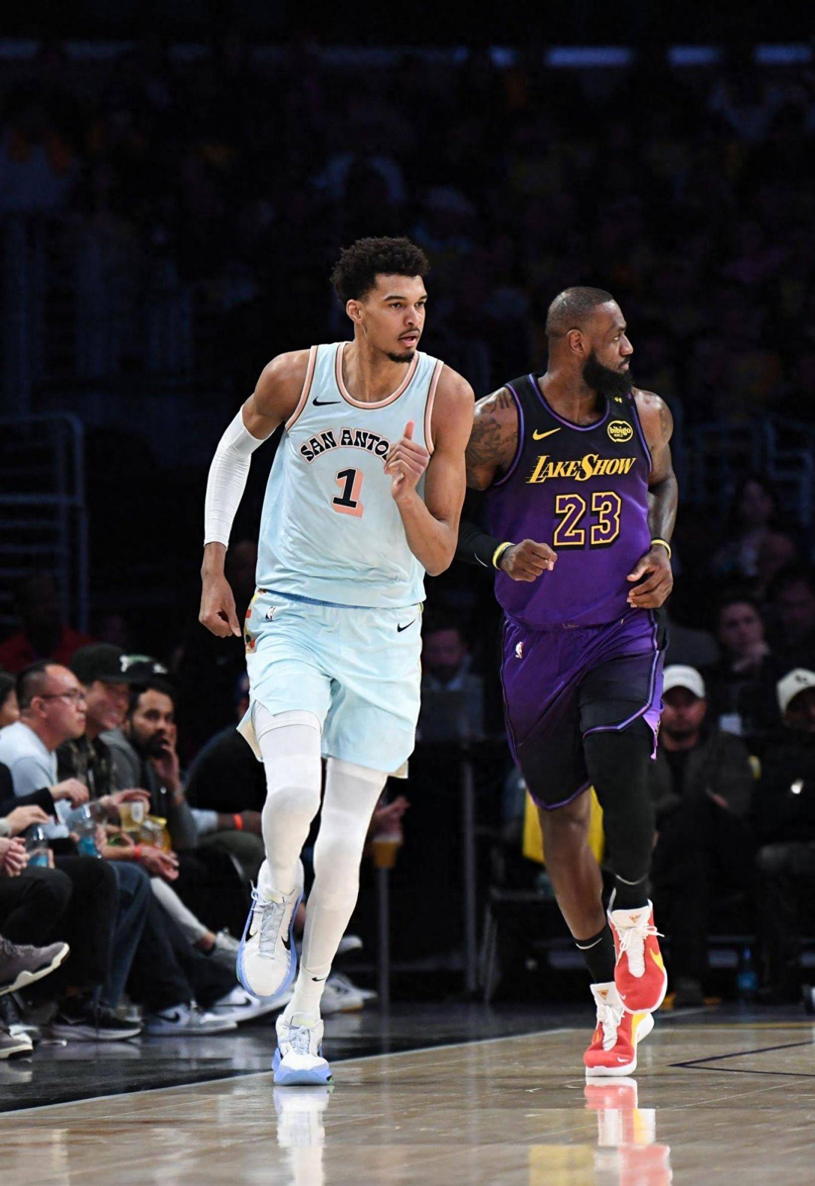 aoa体育娱乐-湖人主场大胜篮网，遭遇两连胜