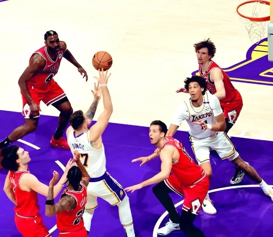 湖人主场大胜篮网,遭遇两连胜 湖人主场大胜篮网,遭遇两连胜