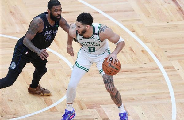 aoa体育-独行侠不敌凯尔特人，斯马特发挥出色