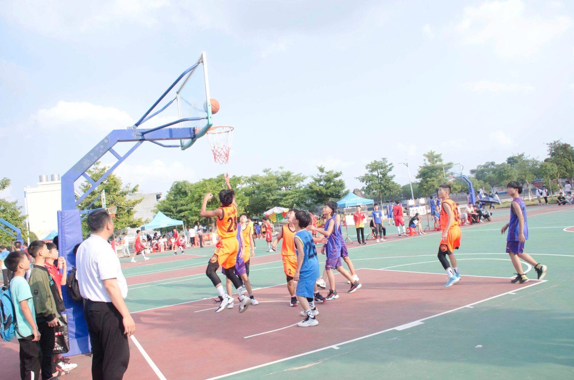 周末的篮球比赛给球迷带来了激动人心的时刻