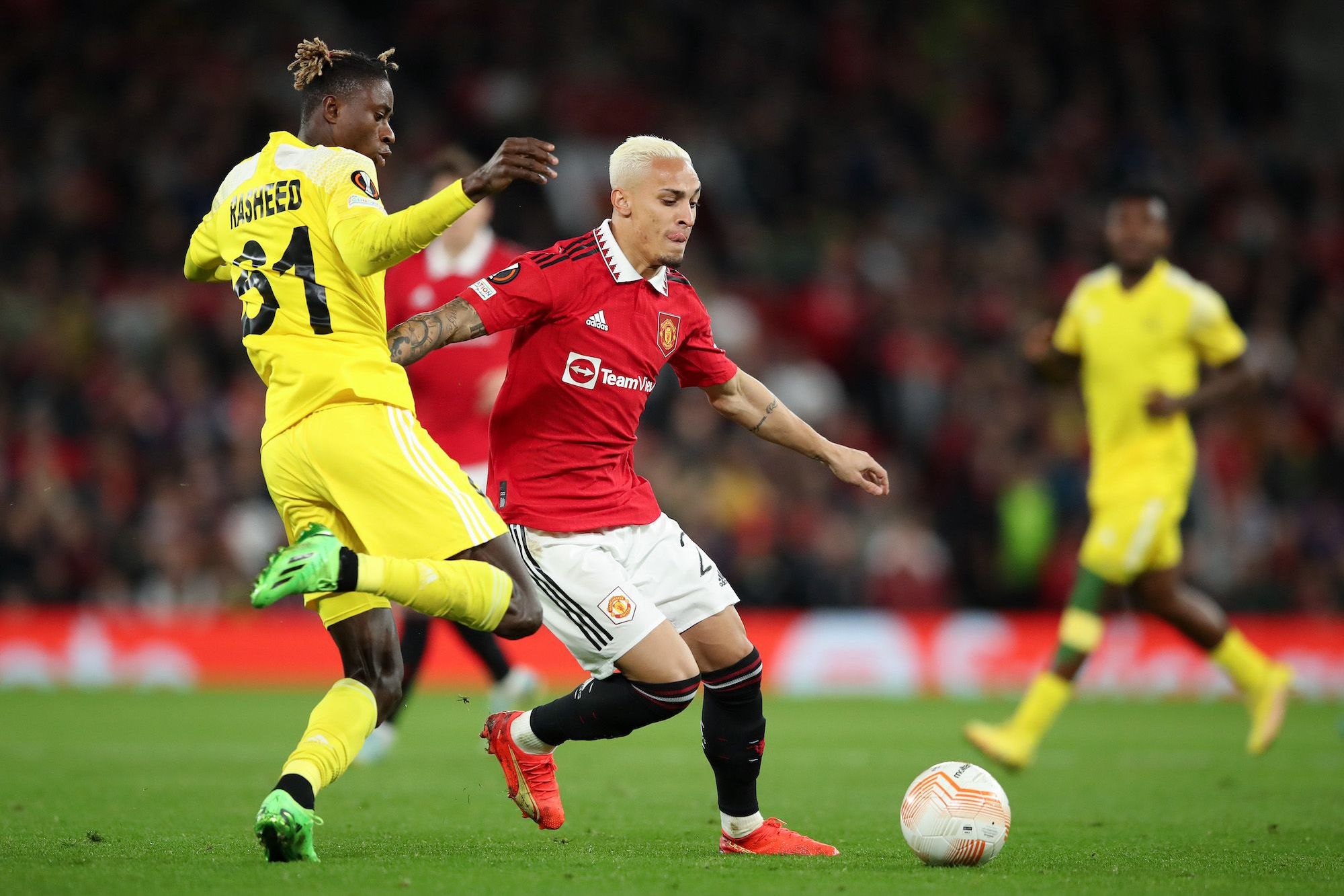 aoa体育直播-欧预赛赛场风波：实力对决谁能笑到最后的简单介绍