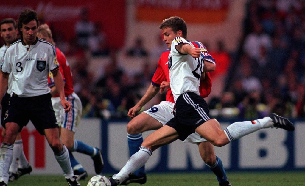 aoa体育新闻-前所未有：历史性足球战役激烈展开的简单介绍